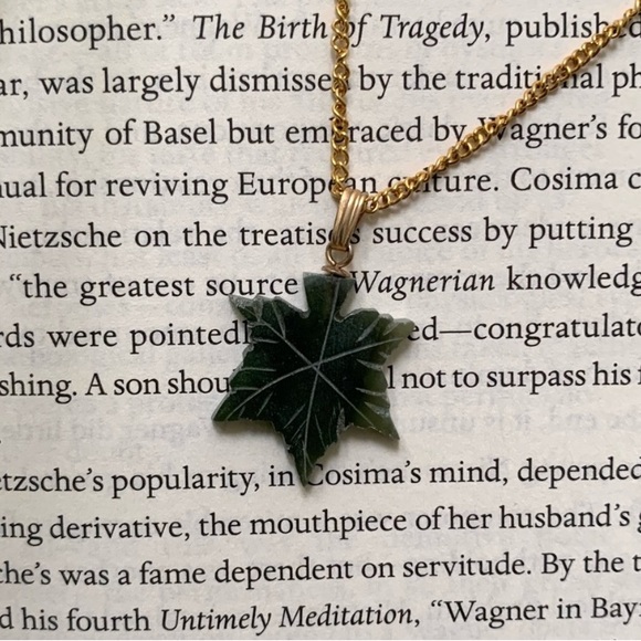 Vintage Jewelry - Green vintage leaf jade gold pendant necklace